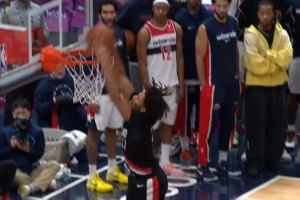 白热化！谢顿·夏普冲击篮筐暴扣 开拓者追到1分分差