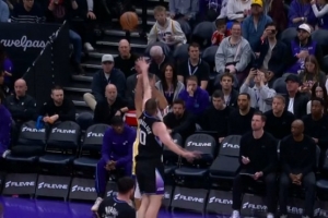 太极限了！米哈伊柳克扑到脸上 库里看不到筐仍能飚中后撤步三分