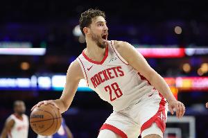 游刃有余！申京上半场11中6得14分5板3助1断 三分2中1