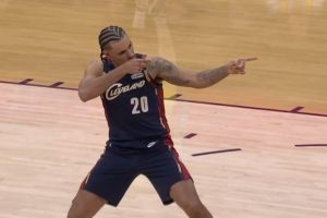 好搞笑！裁判摆出进攻犯规手势的同时 泰森也摆出骚气手势