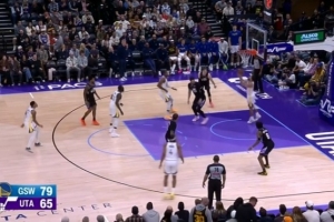 倒反天罡！霍福德左侧突破吸引防守送直塞 库里空切篮下反篮上进