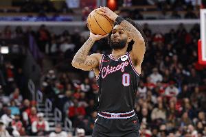 手凉！科比·怀特半场8投仅2中拿6分 三分4中1