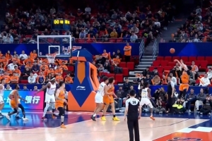 大心脏！偰李永炜调整后干拔 底线极限后仰压哨中投空心命中！