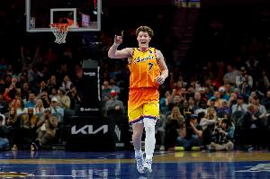 雨一直下！克尼佩尔外线开炮三分再中 两节半三分9中8创生涯新高