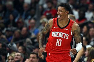 杀得兴起！小贾巴里·史密斯反击不等落位直接冲筐暴扣