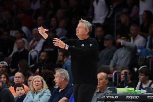 芬奇：我们得更多地展现出色的防守 而不是只面对强队时才做到