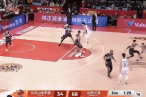 都这么准啊！盖伊先超远干拔压哨三分命中 随后顶开防守再中三分