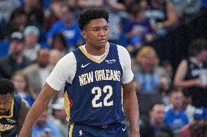 不得了！奎因顶着兰代尔右手勾进 鹈鹕打出11-0攻击波追回比分