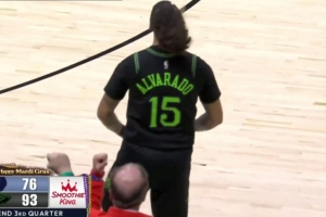 突然暴走！阿尔瓦拉多轰进压哨三分 鹈鹕三节末一波20-2打懵灰熊