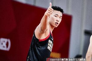 今天终于“平民”操作！贺希宁9中3&三分3中1拿9分6板2断