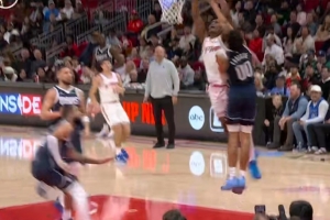 冲锋陷阵！阿门冲击内线对抗克里斯蒂强攻打中 还造犯规加罚也有