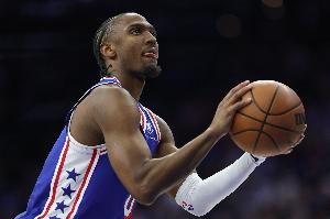 出手权不多！马克西半场仅6次出手&中3球拿8分 三分4中2&另有3助