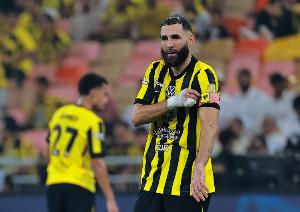 记者：本泽马首要目标不是回欧洲，他几天前拒绝了尤文图斯