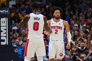 仙人指路！杜伦拿到后场篮板随即送精准长传 坎宁安接球翻身劈扣