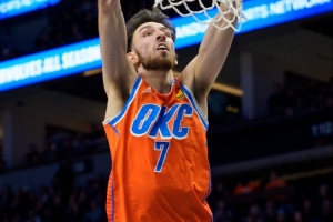 进攻不准但防守在线！切特10投3中得到14分4板1助3帽 正负值+10