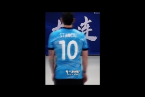 10号斯坦丘！斯坦丘已上身英博新赛季球衣，球衣2月7日发售