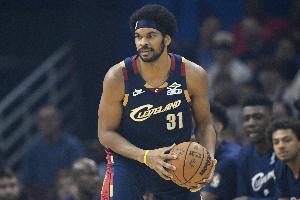 一马当先！贾勒特·阿伦接球反击 面对空篮单臂劈扣