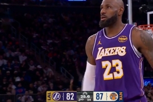 针锋相对！布伦森借掩护三分命中 詹姆斯强投三分迅速回应