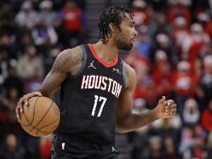 很不满！伊森和奥科吉沟通失误抢板出界 乌度卡迅速叫停