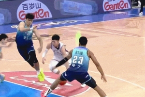 家有一老如有一宝！刘晓宇3分接2分 又造进攻犯规引领反超