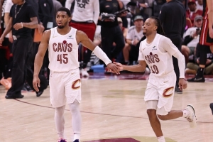 手握27年球员选项！骑记：米切尔明确要求调整阵容 并点名要哈登