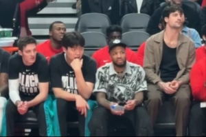 静静等待机会！小吧拍到杨瀚森坐在利拉德旁 认真观察场上局势