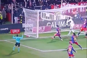 哪队球迷？阿尔瓦塞特的射门被马丁门前解围，主裁激动高举双手