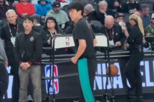 小吧现场直击杨瀚森赛前热身：跑跑跳跳很放松 底角三分不太准