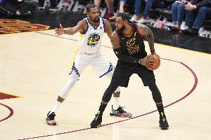 皮尔斯：杜兰特在勇士配立雕像 我会选择他45°面对詹姆斯的三分